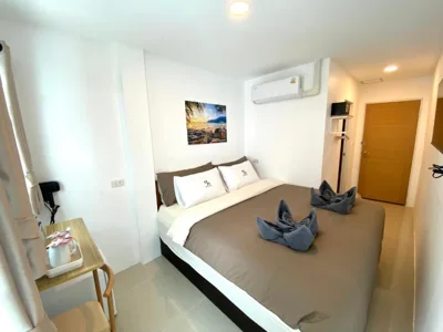 Deluxe-Doppelzimmer mit Balkon — SJ Beach House Patong